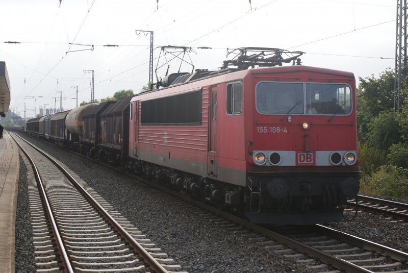 155 108-4 mit einem gemischten Gterzug,stand am 12.09.2009 am Wunstorfer Bahnhof vor einem roten Signal und wartete auf den RE aus Rheine kommend,bevor es weiter ging richtung Minden.