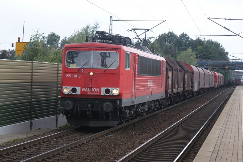 155 110-0 mit einem gemischten Gterzug am Haken,fuhr am 05.09.2009 durch den S-Bahnhof Dedensen/Gmmer in Richtung Seelze.