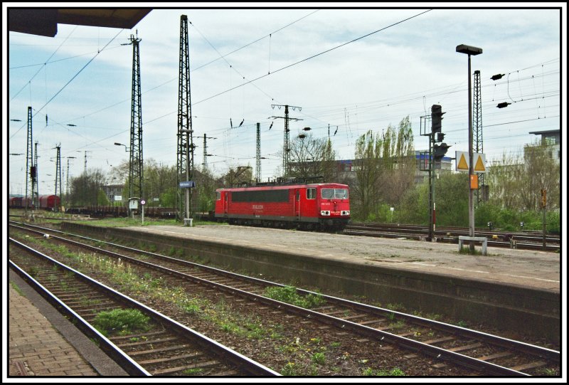 155 141 fhrt mit einem langen Gterzug Richtung Hannover. Aufgenommen am 13.04.2007 in Hamm (Westf).