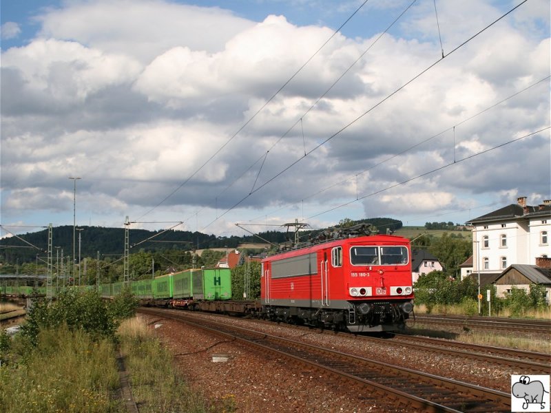 155 180-3 mit einen Ganzzug der Spedition  Hanggartner  kurz vor den Bahnhof Pressig-Rothenkirchen am 3. August 2008.