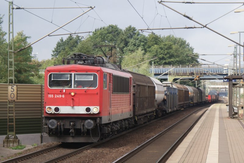 155 249-6 fuhr bei besten Sonnenschein,mit einem gemischten Gterzug am 05.09.2009 durch den S-Bahnhof Dedensen/Gmmer in Richtung Seelze.