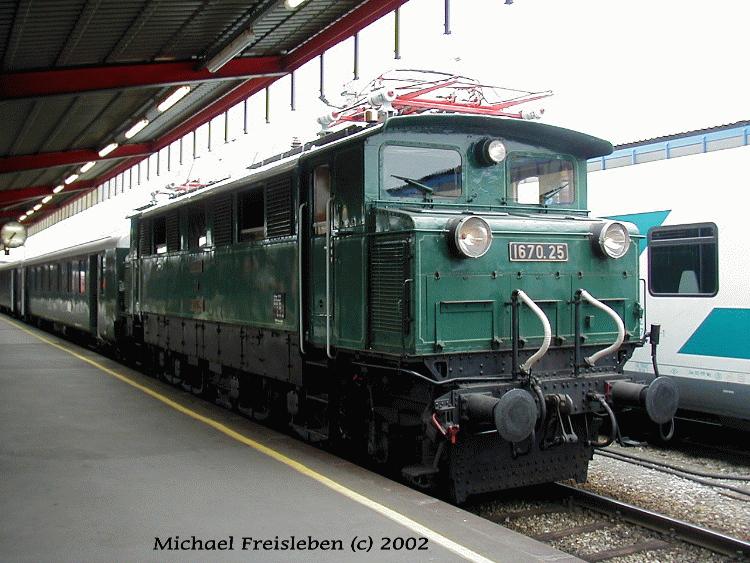 1670.25 am 09.Juni 2002 mit einem Sonderzug in Wien Sdbahnhof