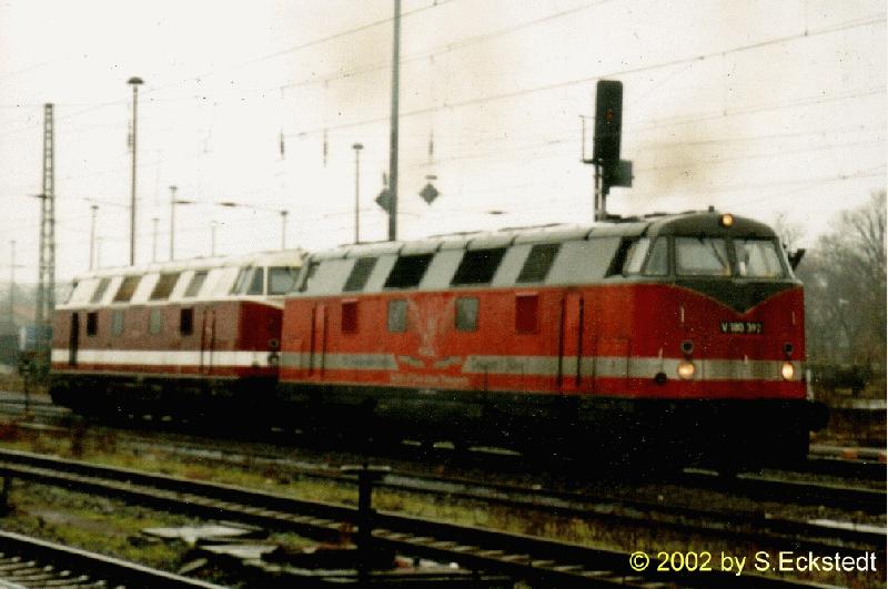 180 392 und 228 771-7 am 19.12.01 in Stendal Hbf