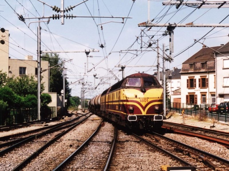1801 und 1805 mit Gterzug auf Bahnhof Bettembourg am 24-7-2004. Bild und scan: Date Jan de Vries.
