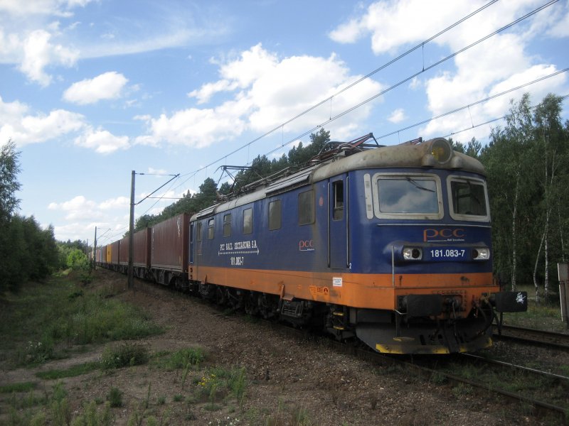 181.083-7 f�hrt mit einem Containerzug am 14.08.2008 durch Bydgoszcz in