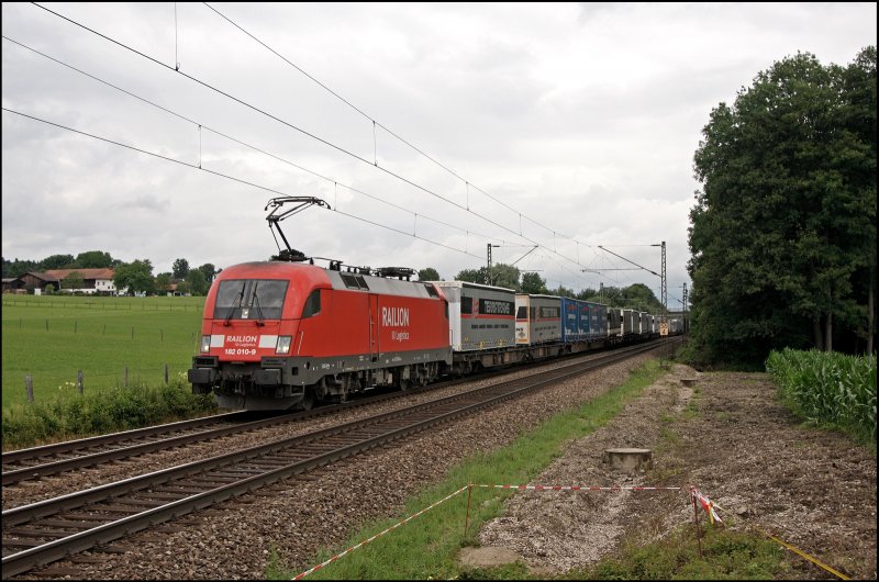 182 010 (9181 182 010-9 D-DB) ist mit dem TEC 42175, Bremen Golland - Verona Quadrante Europa, bei Vogl auf dem Weg zum Brenner. Dieser Zug wird im Langlauf ohne Lokwechsel von Bremen bis zum Grenzbahnhof gefahren. (09.07.2008)

