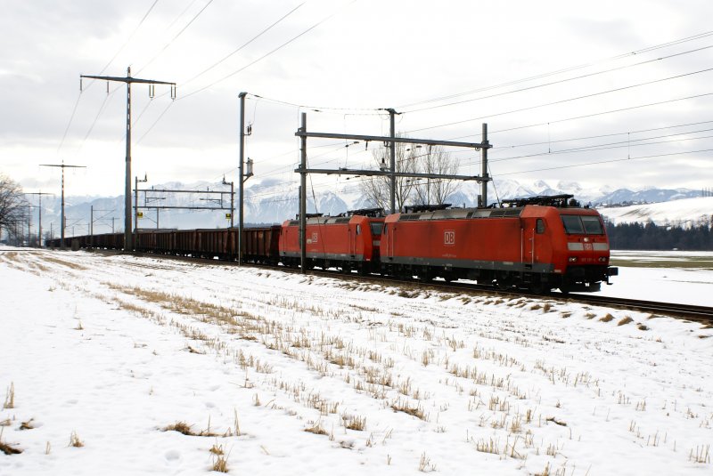 185 100-4 und 185 102-1 rollen mit einem Gterzug von Wichtrach Richtung Mnsingen, am 20.2.09.