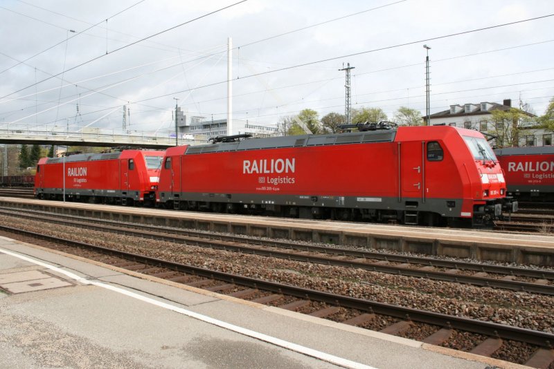 185 285 sowie eine zweite Railion 185 warten in Villingen auf ihren nchsten Einsatz.Aufgenommen am 17.04.09.