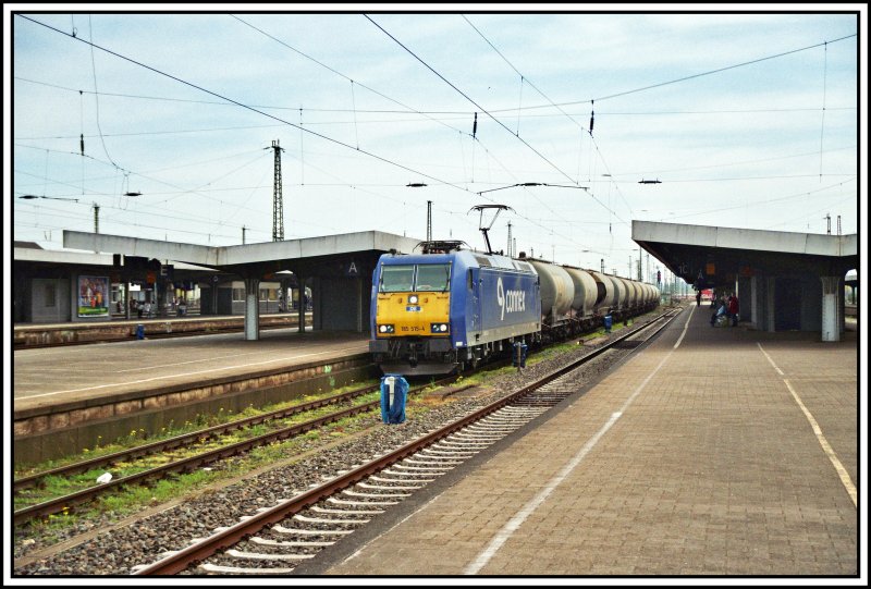185 515 der Dortmunder Eisenbahn durchfhrt mit einem Ganzzug, beladen mit Staubgut am 13.04.2007 durch den Bahnhof Hamm (Westf).

