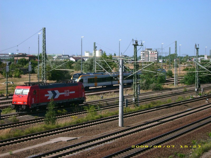 185 584 der HGK und der Triebwagen der Eurobahn am 07.08.08 in Bitterfeld. Leider ist der Betonmast im Weg, anders war das Bild aber nicht mglich!