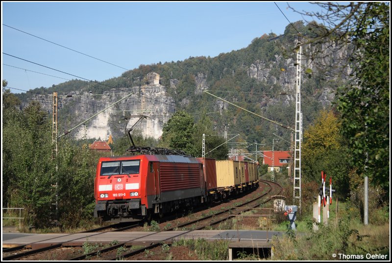 189 011 ist am Morgen des 01.10.07 mit einem Containerzug auf dem Weg nach Tschechien. Hier aufgenommen am Bahnbergang in Rathen.