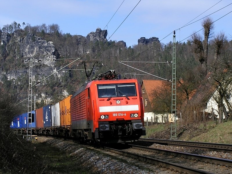 189 014-4 mit einem Containerzug bei Rathen am 25.3.2009.