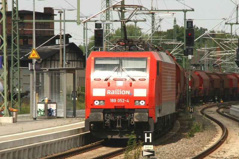 189 052 DB Railion mit Gterzug bei der Durchfahrt durch den Bf. Schwerin 08/2006