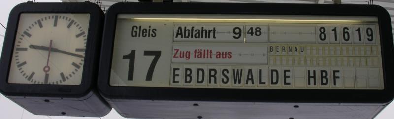 19.02.2005, Bahnhof Berlin-Lichtenberg. Eine Flocke hochkant und der Zug fllt aus - so einfacht geht das. Und den Zielbahnhof noch falsch geschrieben. Aber ein richtig schner Buchstabensalat. Dass die Bahn mal zum Lachen anregt, ist ja eher selten der Fall.