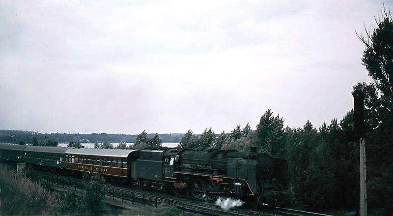 1966 D-Zug Kln-Grlitz, kurz hinter der Havelbrcke in Potsdam.
Zuglok 01 065 vom Bw Berlin-Ostbhf.