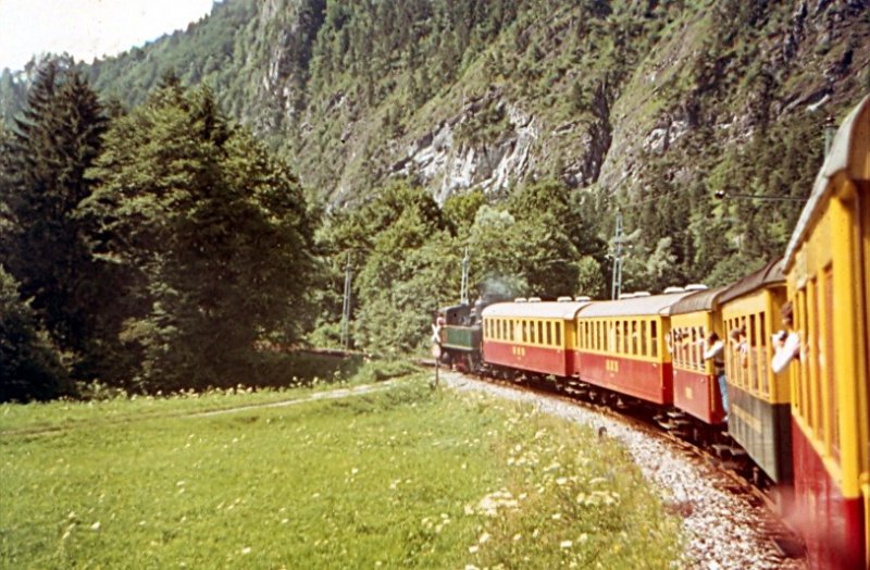 1972 - der bekannte Dampfsonderzug zwischen Bludenz und Schruns in der  Fotokurve . Leider bekam ich nicht die 178er mit ihrer Front vor die Linse.