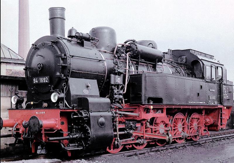 1985 Bochum-Dahlhausen.
Die Lok der BR 94, (ehem.pr T16) war eine der weitverbreitesten Rangierloks der D.R.G. bzw. der DB.
Heute gehrt sie zum Bestand des Bw Neumnster, in Schleswig-Holstein.