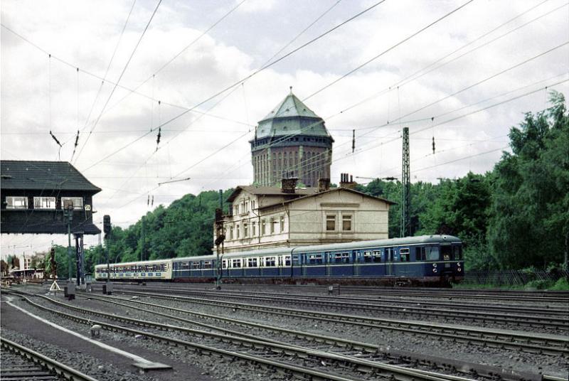 1988, Einfahrt einer teilweise, noch aus den alten blauen Wagen
bestehenden, S-Bahn Garnitur, in den Bhf. HH-Sternschanze. (Linie S21)