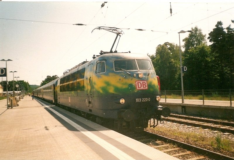 1999 fuhr der Urlaubsexpress noch nach Binz.Hier hat die 103 220 in Binz gerade an das Zugende fr die Rckfahrt nach Kln umgesetzt.