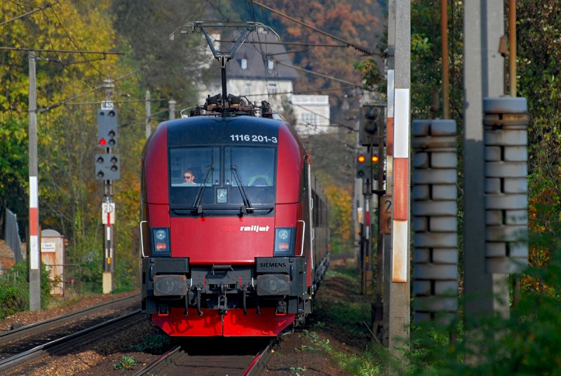railjet with 1116 201-3 at the tree between the press