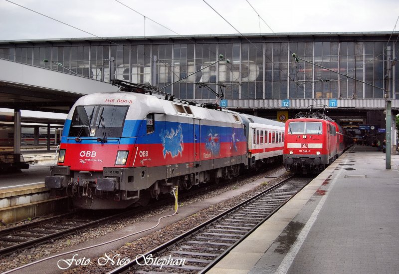 Hier wartet 1116 084-3 mit ihrem IC auf Ausfahrt,w�hrend von