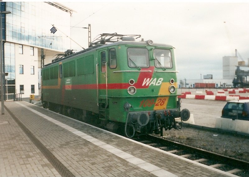 2001 stand die WAB 109-28 abgestellt am Bahnsteig in Mukran.