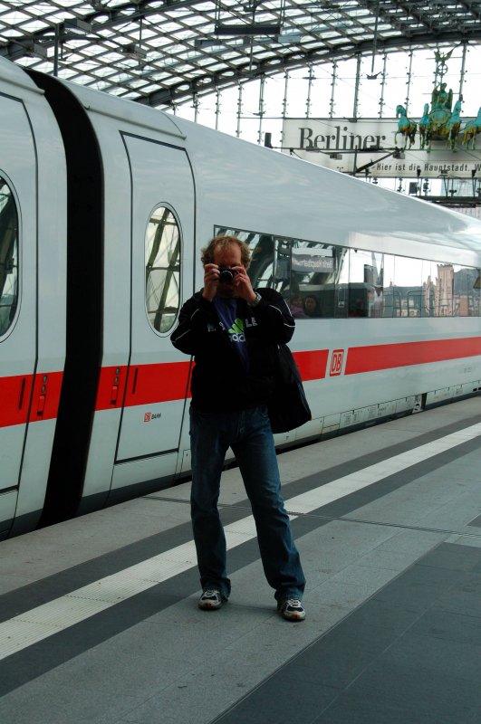 Rolf K�tteritzsch versucht sich beim Bahnbilder-Treffen(11.07.) in Berlin hinter seiner