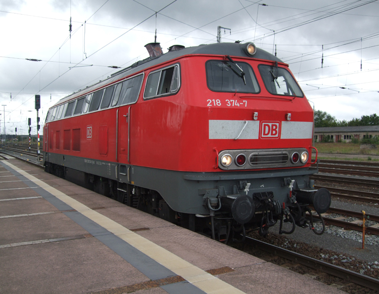 218 374-7(BW Nieb�ll) wartet auf Rangierfahrt im Bahnhof Stralsund.(25.07.09)
 