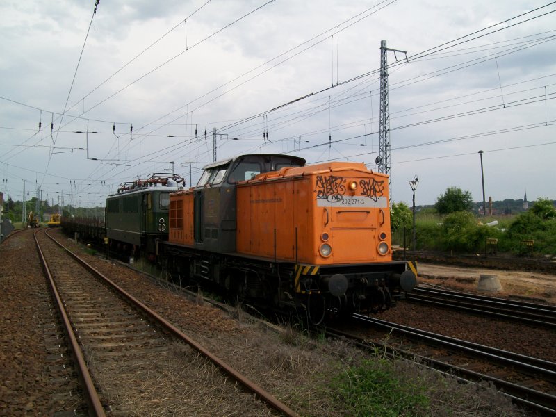 202 271 der Bocholter Eisenbahn Gesellschaft fhrt am 26.05.2009 mit ihrem recht interessanten Zug durch Sangerhausen