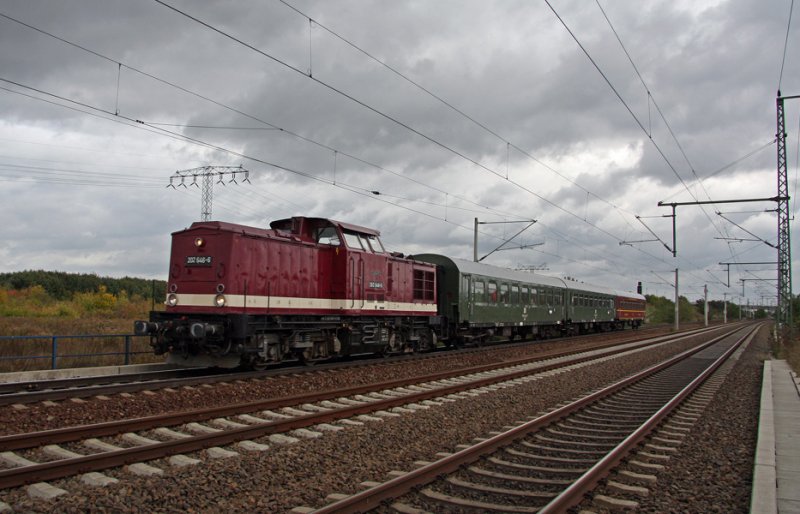 202 646-6 der Erzgebirgsbahn, zieht am 02.10.2009 den ersten Sonderzug des neuen Vereins  Eisenbahn-Nostalgie Chemnitz-Erzgebirge  in den Harz. Fotografiert in Leipzig-Ltzschena.