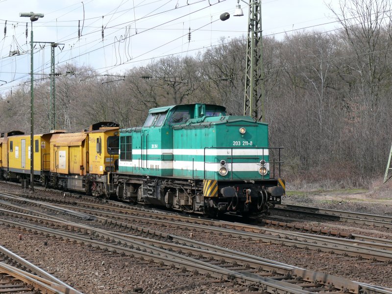 203 211-8 der Hessischen Gterbahn Gmbh durchfhrt mit einem kurzen Bauzug Kln-Gremberg. Aufgenommen am 28/03/2009.