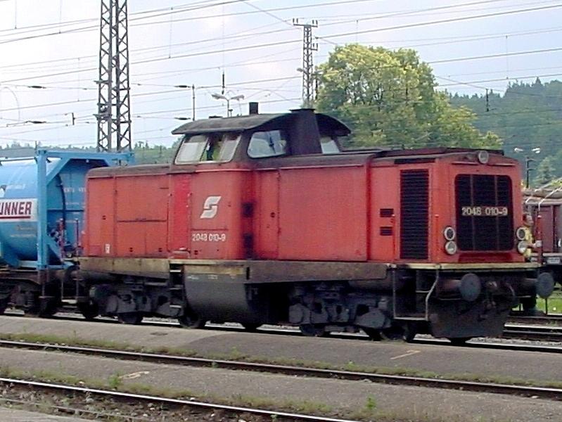 2048.010 aufgenommen am 22.6.2001 im Bahnhof Attnang-Puchheim