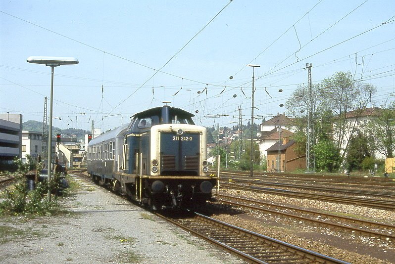 211 242-3 am 27.04.1993 Einfahrt Pforzheim mit N 6078