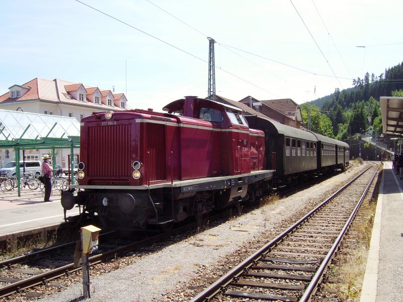 212 084-8 steht mit Sonderzug nach Titisee in Neustadt(Schwarz). 10.08.08