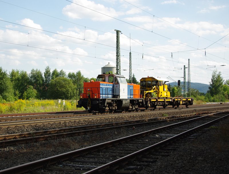 212 196-0 der Nordbayerischen Eisenbahn mit Bauzug durch Eschwege West in Fahrtrichtung Norden. Aufgenommen am 18.08.2009.