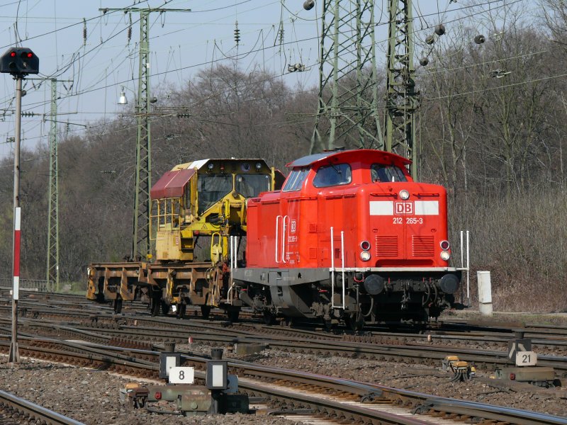 212 265-3 mit einem sehr kurzen Bauzug durchfhrt Kln-Gremberg. Aufgenommen am 21/03/2009.