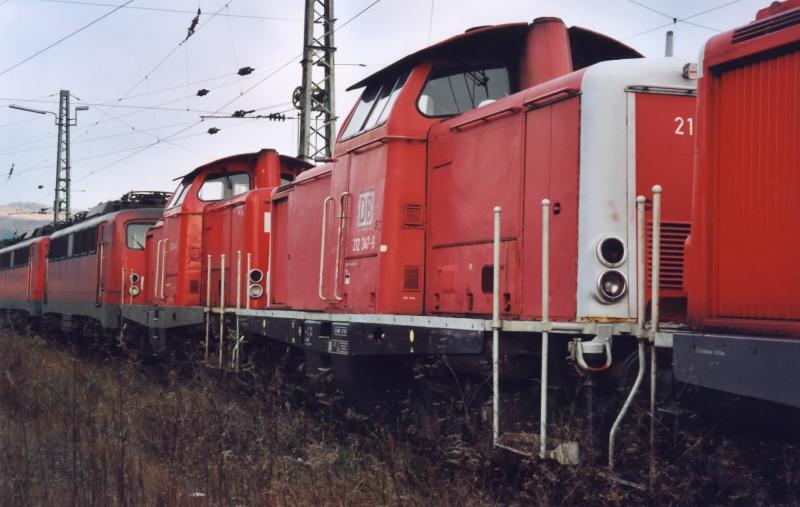 212 347 und 212 034 Z gestellt am 10.12.04 auf dem Schrottgleis in Saarbrcken. Die dahinter abgestellten 140er sind allerdings noch in betrieb.