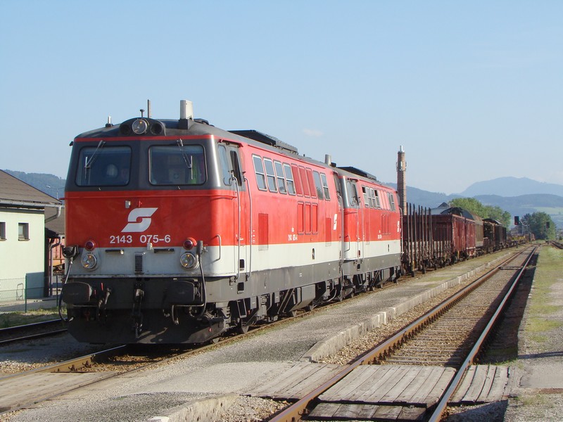 2143 075-6 und 073-1 Tandem bespannt ein lange Gterzug am 28.07.2009 in Bahnhof Spratzen.