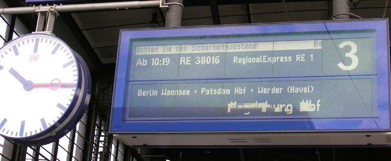 21.5.2005 Bahnhof Berlin Zoologischer Garten. Ein Zugzielfalschanzeiger zeigt den RE1 nach Magdeburg an.