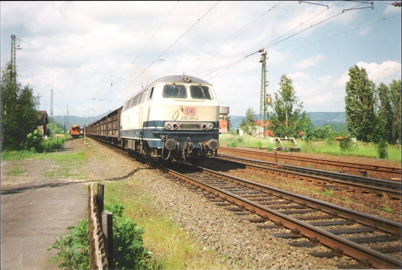 216 135-4 beim Zusammenstellen ihrer bergabe im Bahnhof Eschwege West. Die Leistung bestand aus Z-gestellten Wagen, die zu ihrer letzten Fahrt aufbrechen sollten. Sommer 1996. Foto-Scan.