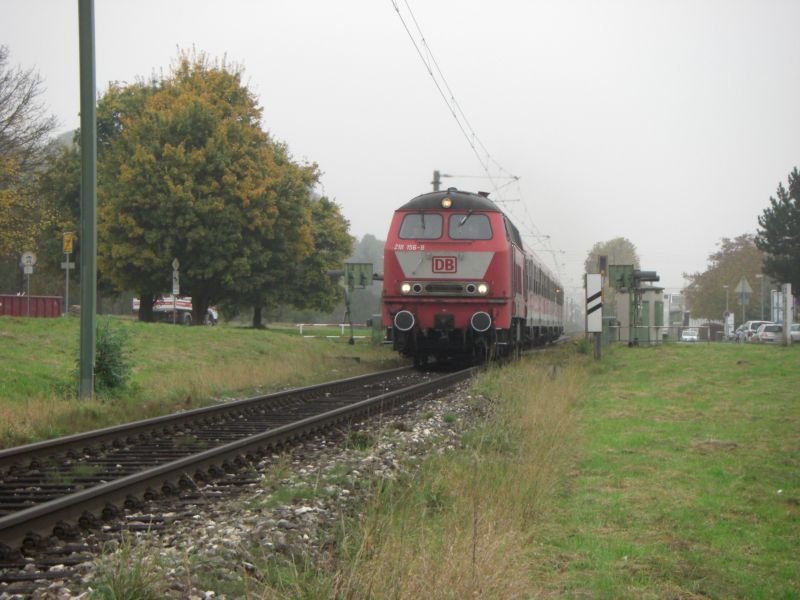 218 156-8 auf der Teckbahn Richtung Kirchheim/Teck mit seinem RB 13943 am Bahnbergang Speckweg in Wendlingen (09.10.2008)