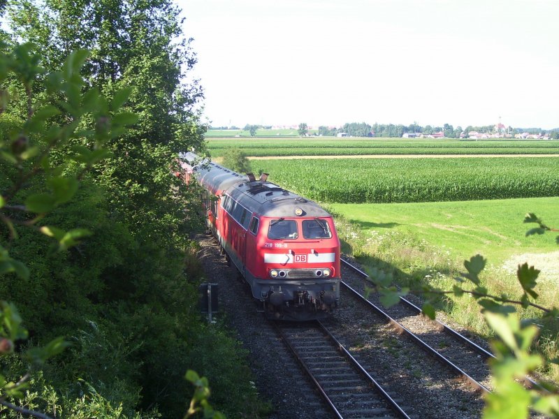 218 199 am 24.7.2008 mit einem RE nach Kempten sdlich von Buchloe.