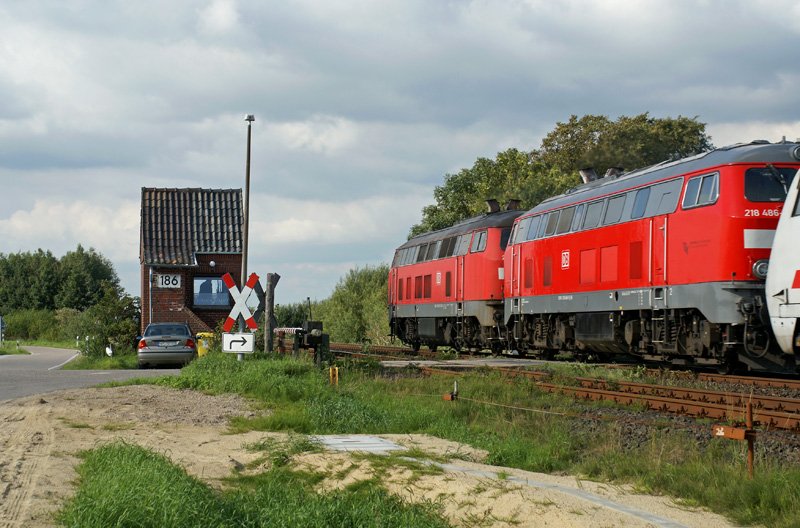 218 209-5 und 218 486-0 passieren am 16.08.2008 mit ihrem IC nach Westerland den Posten 186 in West-Bargum nrdlich von Langenhorn. 