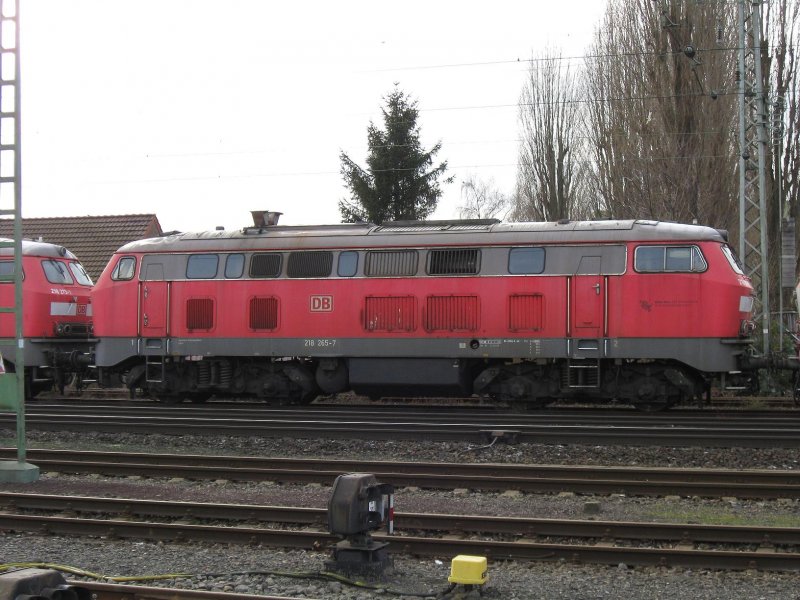 218 265-7, z-gestellt in einer langen Reihe von Schwesterloks mit ungewissem Schicksal am 27.12.2008 in Bremen-Sebaldsbrck.