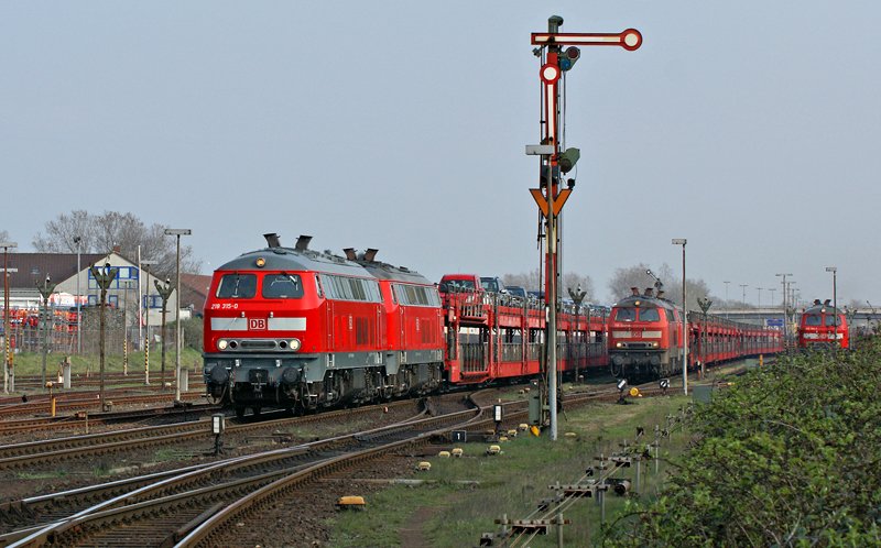 218 315-0 und 218 376-2 ziehen am 14.04.2009 einen Autozug in ihren Endbahnhof Westerland.
