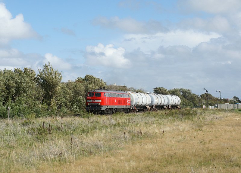 218 362-2 rollte am 14.08.2008 bei Keitum mit ihrer Tankstellenversorgung ihrem Ziel Westerland entgegen.