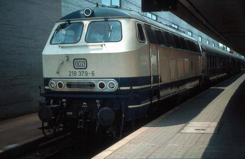 218 379 mit einem Eilzug in Saarbrcken.1982