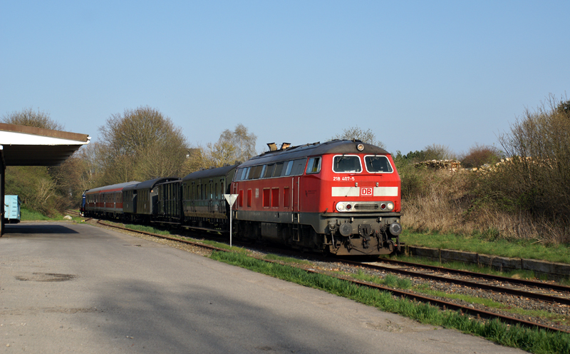 218 407-5 mit einem Museumszug  des VVM nach Kiel Hbf  am 12.04.2009 in Probsteierhagen. 