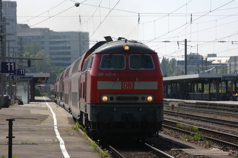 218 421 am 30.08.08 mit dem RE nach Mhldorf in Mnchen Ost