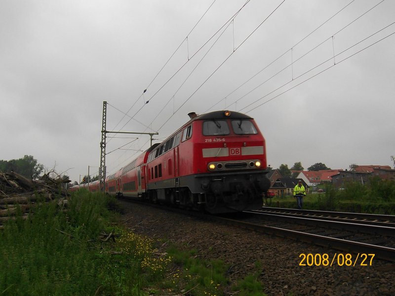 218 435-6 zieht den RE 21570 von Hamburg Hbf nach Lbeck Hbf nach kurzem Aufenthalt in Reinfeld (Holst.) seinem Ziel entgegen. 27.08.08.